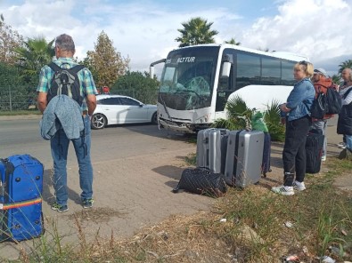 Havalimanina Turistleri Tasiyan Midibüs Karsi Seride Geçti, Kaza Ucuz Atlatildi