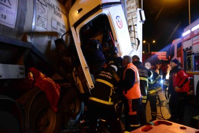 Kagit Gibi Ezilen Tirda Sikisan Sürücüyü Kurtarmak Için Seferber Oldular