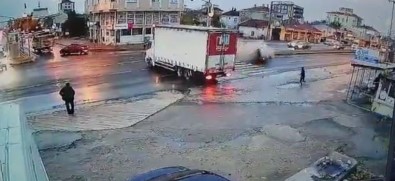 Kirmizi Isik Ihlali Yaptigi Iddia Edilen Otomobil, Kamyondan Kaçarken Takla Atti