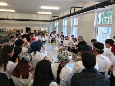 Ögrenciler Unlu Mamuller Ürünleri Yapti