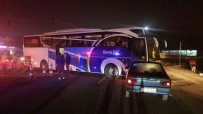 Otobüse Çarpan Sürücü Aracini Birakip Kaçti