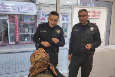 Polisin Dikkati Yasli Kadinin 100 Bin Lirasini Kurtardi