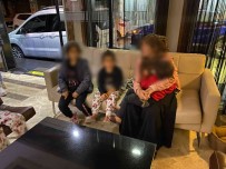 Siddetten Kaçarak Sokakta Kalan Anne Ve 4 Çocuguna Yardim Eli