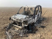 Tarlada Yanan Araç Küle Döndü