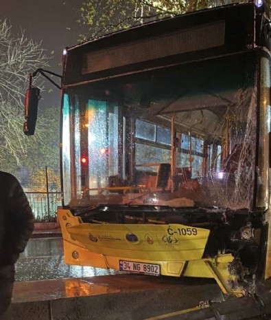 Üsküdar'da İETT otobüsü aydınlatma direğine çarptı .