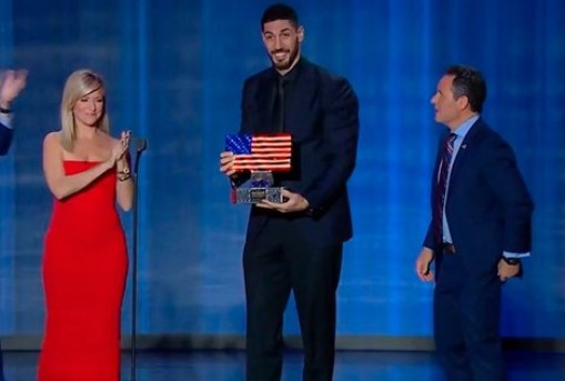 FETÖ’nün iti Enes Kanter önüne kemik atılınca yine Türkiye’ye saldırdı: Amerikan bayrağı yakmaya zorladılar