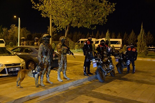 Uçak kalkmadan telefonda kullandığı 'bomba' kelimesi polisi harekete geçirdi