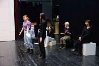 Baskan Bakkalcioglu Gençlik Tiyatrosu'nun Çalismalarina Katildi