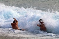 Dev Dalgalara Kafa Tuttular, Her Defasinda Kiyiya Sevruldular