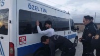 'Dur' Ihtarina Uymadi, Polis Aracina Çarpip Kaçti