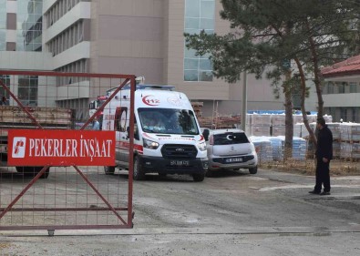 Erzincan'da Yapimi Devam Eden Hastane Insaatinin 3'Ncü Katindan Düsen Isçi Yaralandi