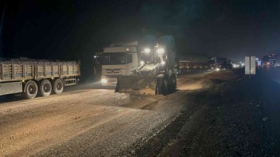 Siverek-Diyarbakir Karayolunda Tir Devrildi Açiklamasi Yol 3 Saat Ulasima Kapandi