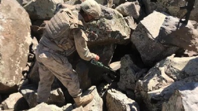 Terör örgütü PKK'dan kaçan bir terörist ikna yoluyla teslim oldu