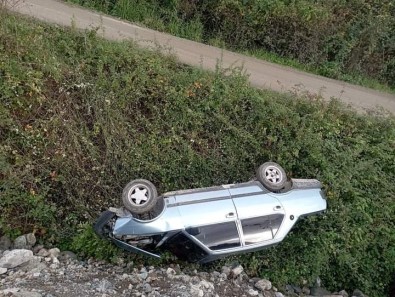 Yoldan Çikan Otomobil Sarampole Yuvarlandi Açiklamasi 1 Yarali