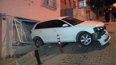 Besiktas'ta Facianin Esiginden Dönüldü Açiklamasi Yokus Asagi Kayan Otomobil Eve Daldi
