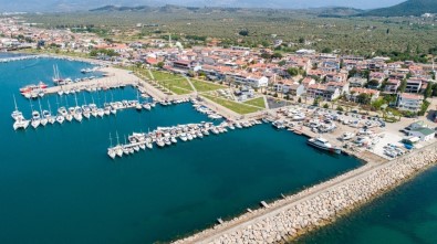 Burhaniye Yat Limani Ve Balikçi Barinagi Kiyi Balikçiligi Isletme Belgesi Aldi