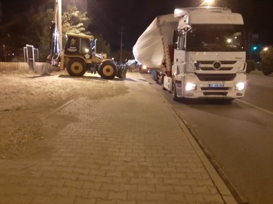 Nar Yüklü Tir Devrilme Tehlikesi Yasadi