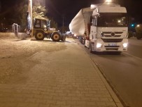 Nar Yüklü Tir Devrilme Tehlikesi Yasadi