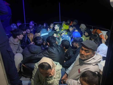 Yunanistan Tarafindan Ölüme Itilen 139 Düzensiz Göçmen Kurtarildi