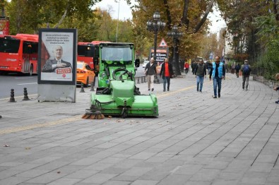 ABB Ekiplerinden Mazgal Tikanmasina Karsi Yaprak Temizligi