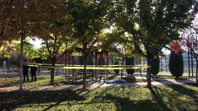 'Camiye Gidiyorum' Diyerek Evden Çikan Adam Parkta Ölü Bulundu
