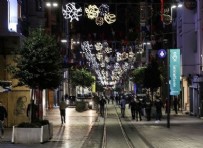 İBB, İstiklal'deki bankları usulsüz tutmuş! İstiklal Caddesi'ndeki banklar geçen yıl kalkmalıymış