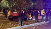 Izmir'de Kontrolden Çikan Otomobil Takla Atti Açiklamasi 1 Ölü, 1 Yarali