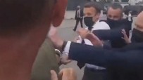 Macron'a tokat! Fransa Cumhurbaşkanı bir kadın tarafından saldırıya uğradı!
