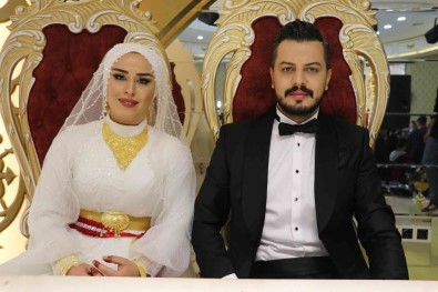 Van'da Gelin Ve Damada 5 Milyon TL'lik Taki Takildi