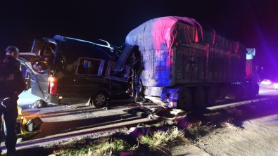 Amasya'da Minibüs Tira Çarpti Açiklamasi Ölü Ve Yaralilar Var