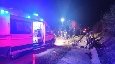 Amasya'da Tiyatro Oyuncularini Tasiyan Minibüs Tira Çarpti Açiklamasi 3 Ölü, 8 Yarali