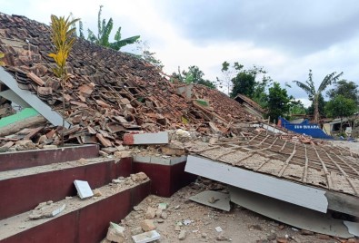 Endonezya'daki Depremde Can Kaybi 162'Ye Yükseldi