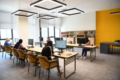 Geçen Ay Hizmete Açilan Akse Kitap Kahve'yi 4 Bin Kisi Ziyaret Etti