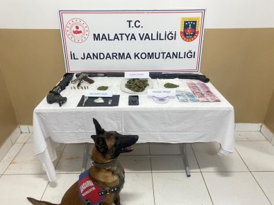 Jandarma Zehir Tacirlerine Göz Açtirmiyor