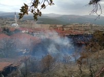 Kütahya'da 2 Ev Yandi, Bir Itfaiye Eri Dumandan Etkilendi