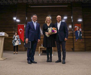 Van Büyüksehir Belediyesinden 'Liderlik' Konulu Konferans