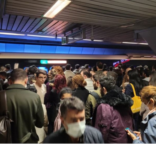 İstanbul'da 'sıradanlaşan' görüntüler: Metroda yine arıza