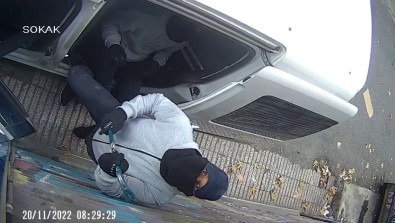 Beyoglu'nda Akilalmaz Soygun Kamerada Açiklamasi Otomobile Yol Verip Soyguna Devam Ettiler