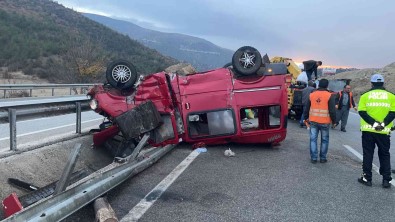 D100'de Bariyerlere Çarpan Minibüs Takla Atti Açiklamasi 2 Yarali