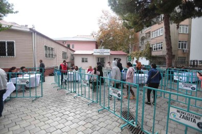 Merkezefendili Ögrencilere Banka Kartlari Teslim Edildi