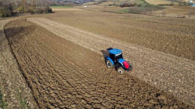 Traktörünün Deposunu Dolduran Tarlasina Kostu