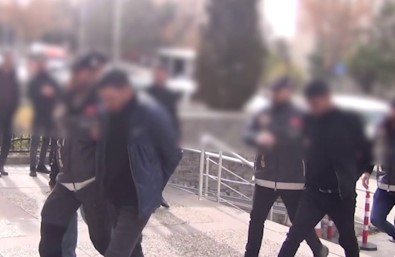 'Dükkana Aldigin Altinlar FETÖ Terör Örgütü Tarafindan Satildi' Dediler, Kuyumcuyu 750 Bin TL Dolandirdilar