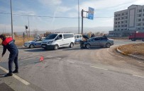 Gemerek'te Otomobiller Çarpisti Açiklamasi 2 Yarali