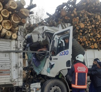 Odun Yüklü Iki Kamyon Çarpisti Açiklamasi 1 Yarali