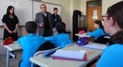 Ögretmenlikte 33'Üncü Yilina Girdi, Simdi Ögrencileriyle Görev Yapiyor