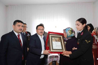 Vali Çiçek Sehit Ailesine 'Sehadet Beratini' Takdim Etti