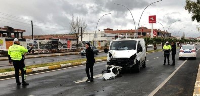 Ayvalik'ta Para Nakil Araci Ile Otomobil Çarpisti Açiklamasi 1 Yarali