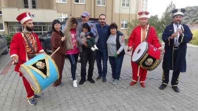 Çinli Gelini Ve Ilk Kez Gördügü Torununu Mehter Takimi Ile Karsiladi