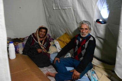 Depremin Ikinci Gününde Çadirlarda Kalan Depremzedeler Yagmura Yakalandi