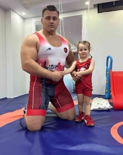 Dünyanin Yenemedigi Riza Kayaalp'i Minik Kizi Devirdi